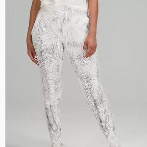 NWOT LULULEMON Warm Down Jogger *7/8 Length Thread Dye White Black SIZE 8